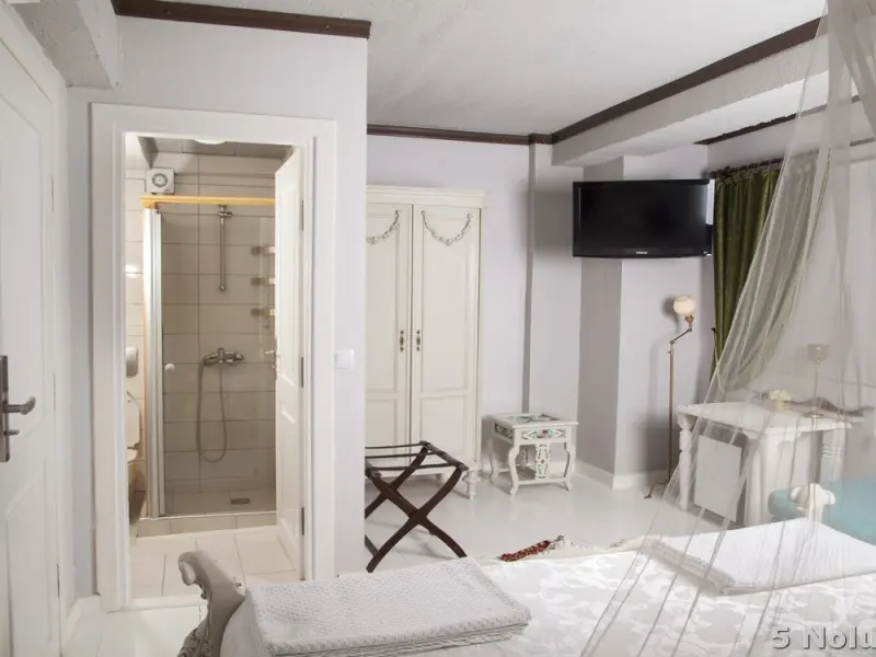 Iola Otel 19