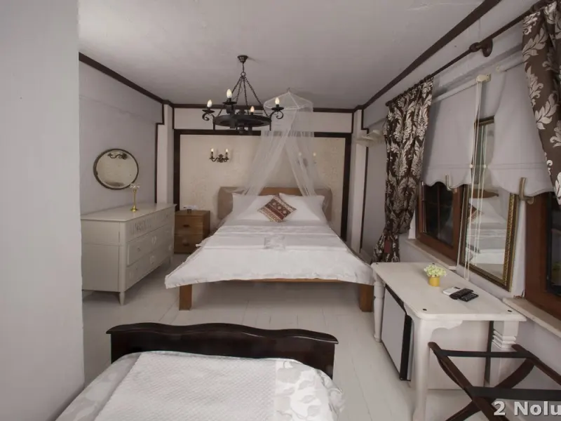 Iola Otel 22