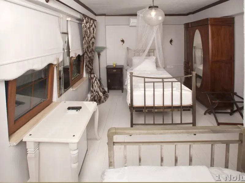 Iola Otel 23
