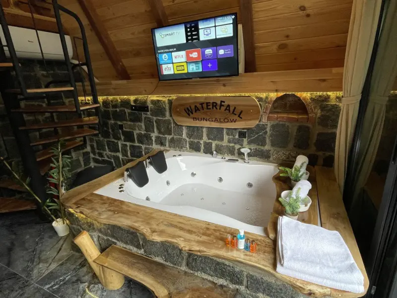 Waterfall Bungalow 8