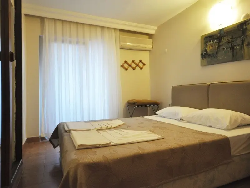 Ford Hotel 13