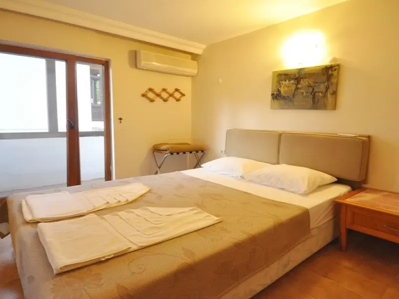 Ford Hotel 14