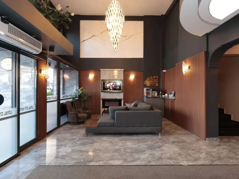 Loyal City Hotel 23