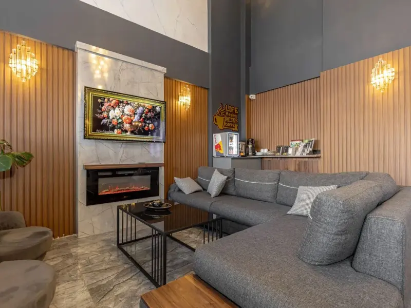 Loyal City Hotel 24