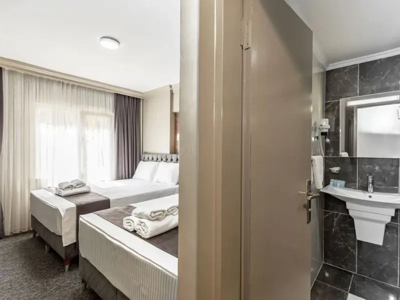 Loyal City Hotel 10