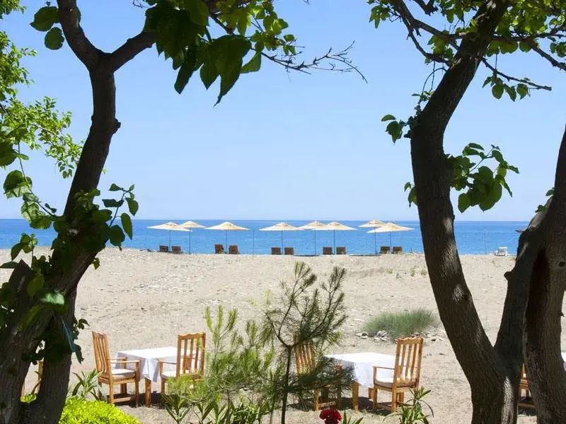 Etenna Beach Bungalows 3