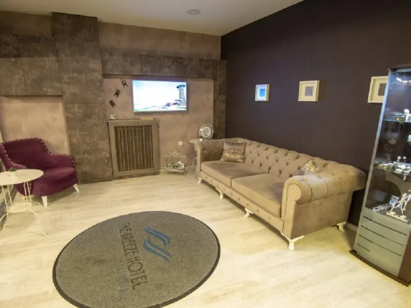 The Breeze Hotel 2