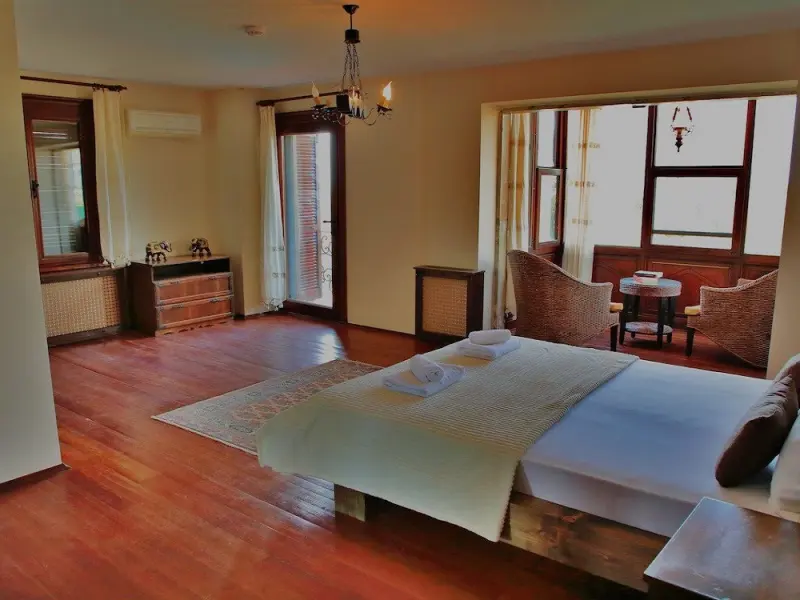 The Mira House 19