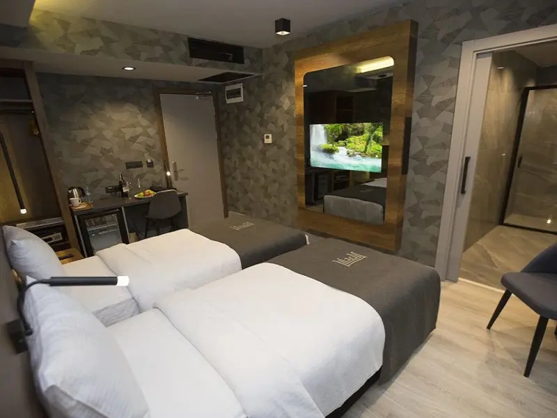 Emen's Hotel 12