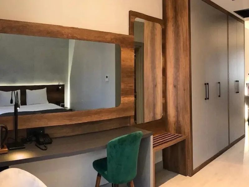 Emen's Hotel 18