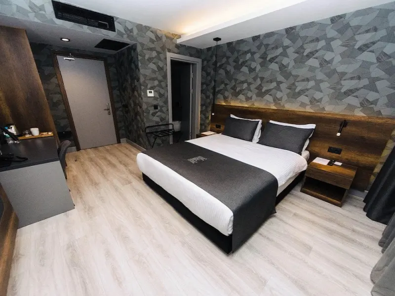 Emen's Hotel 2