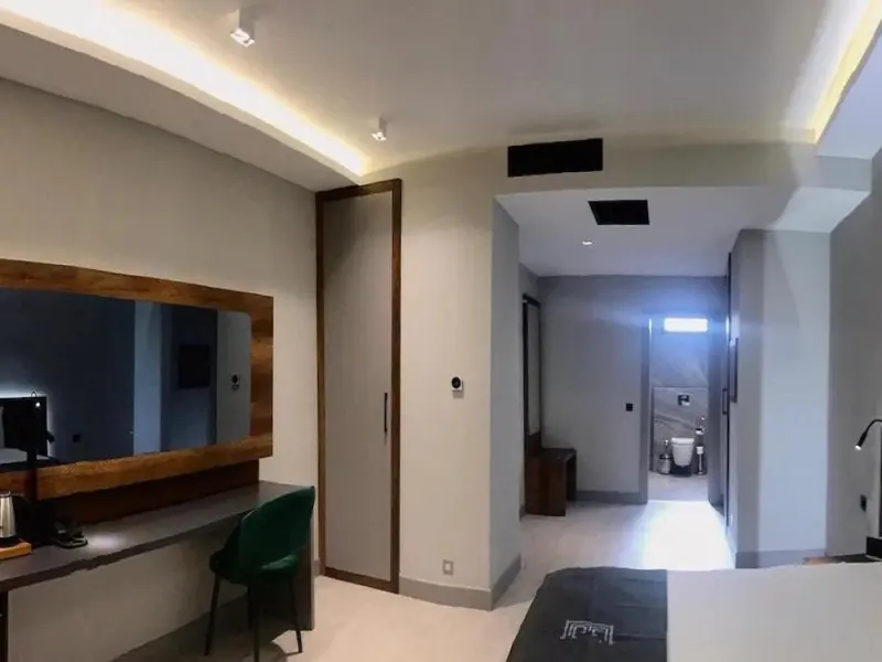 Emen's Hotel 21