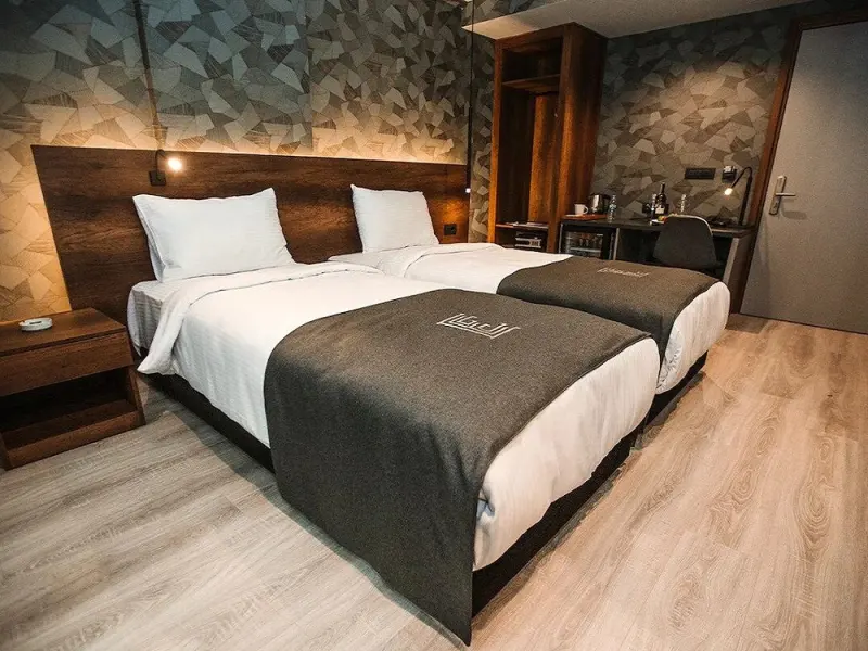 Emen's Hotel 5