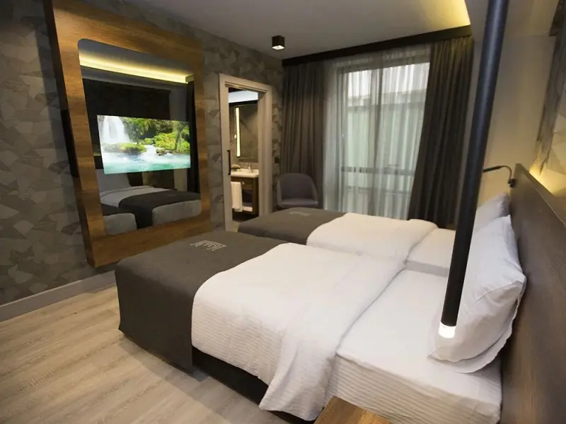 Emen's Hotel 8