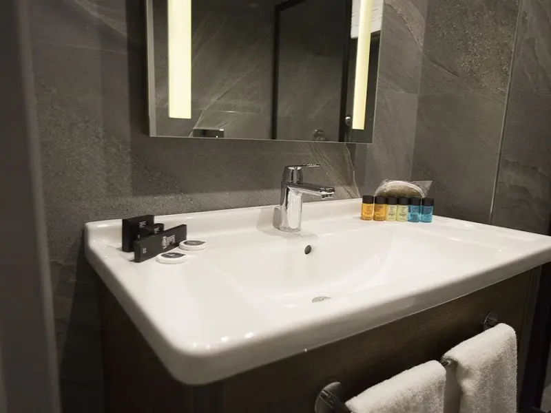 Emen's Hotel 9
