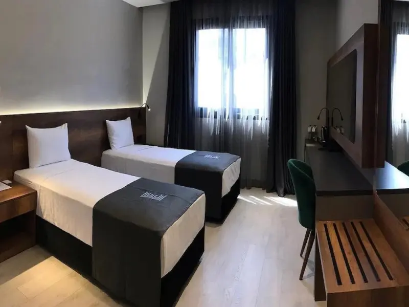 Emen's Hotel 10