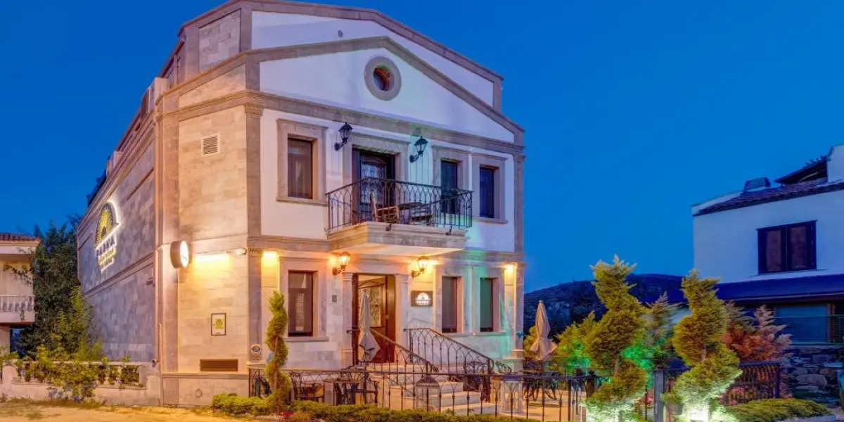 Parna Hotel ( 12+)