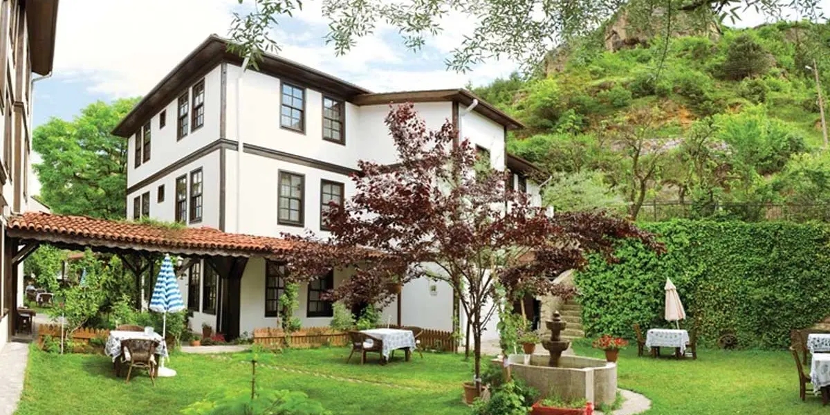 Uğurlu Konakları