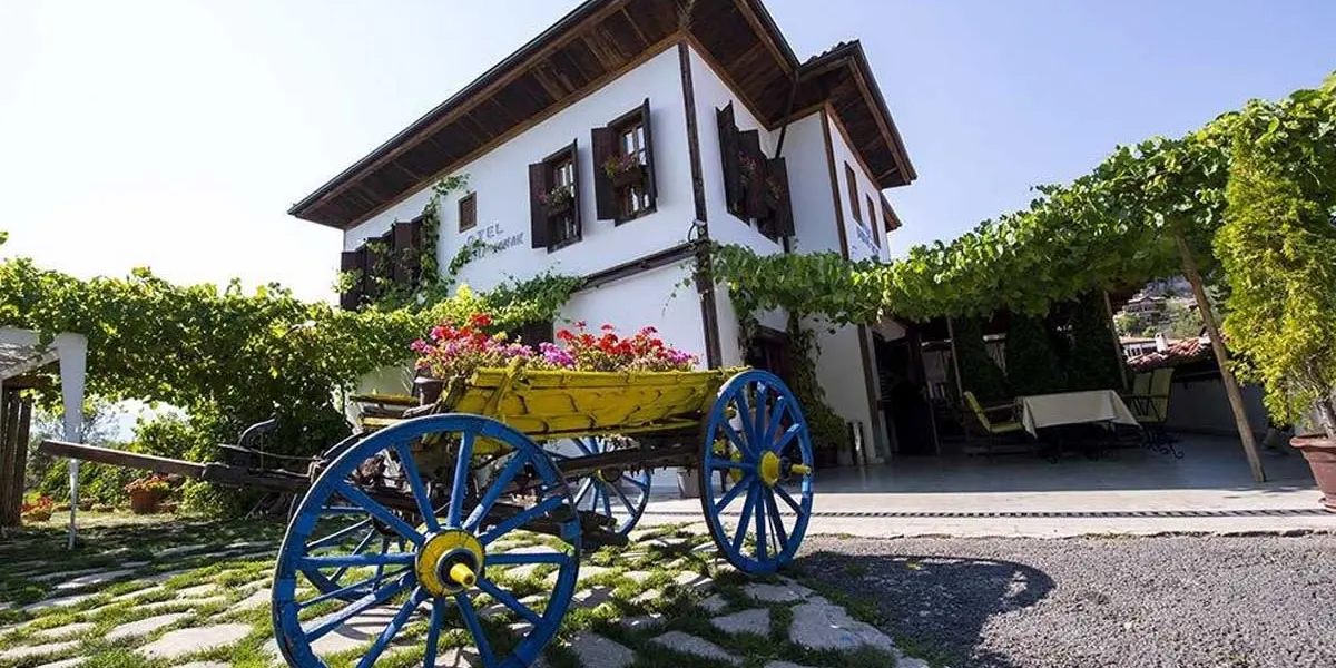 Çeşmeli Konak Hotel Garden