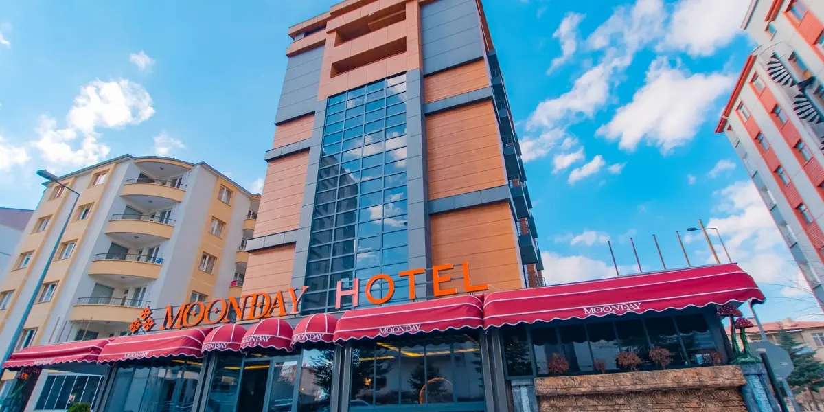 Moonday Hotel