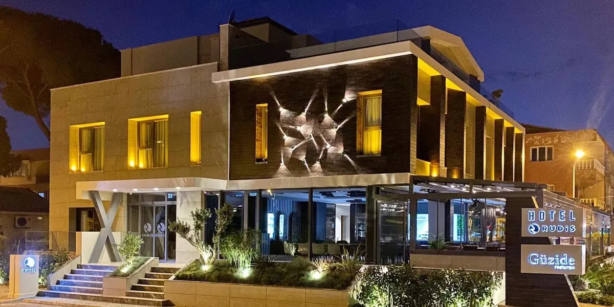 Rudis Deluxe Hotel