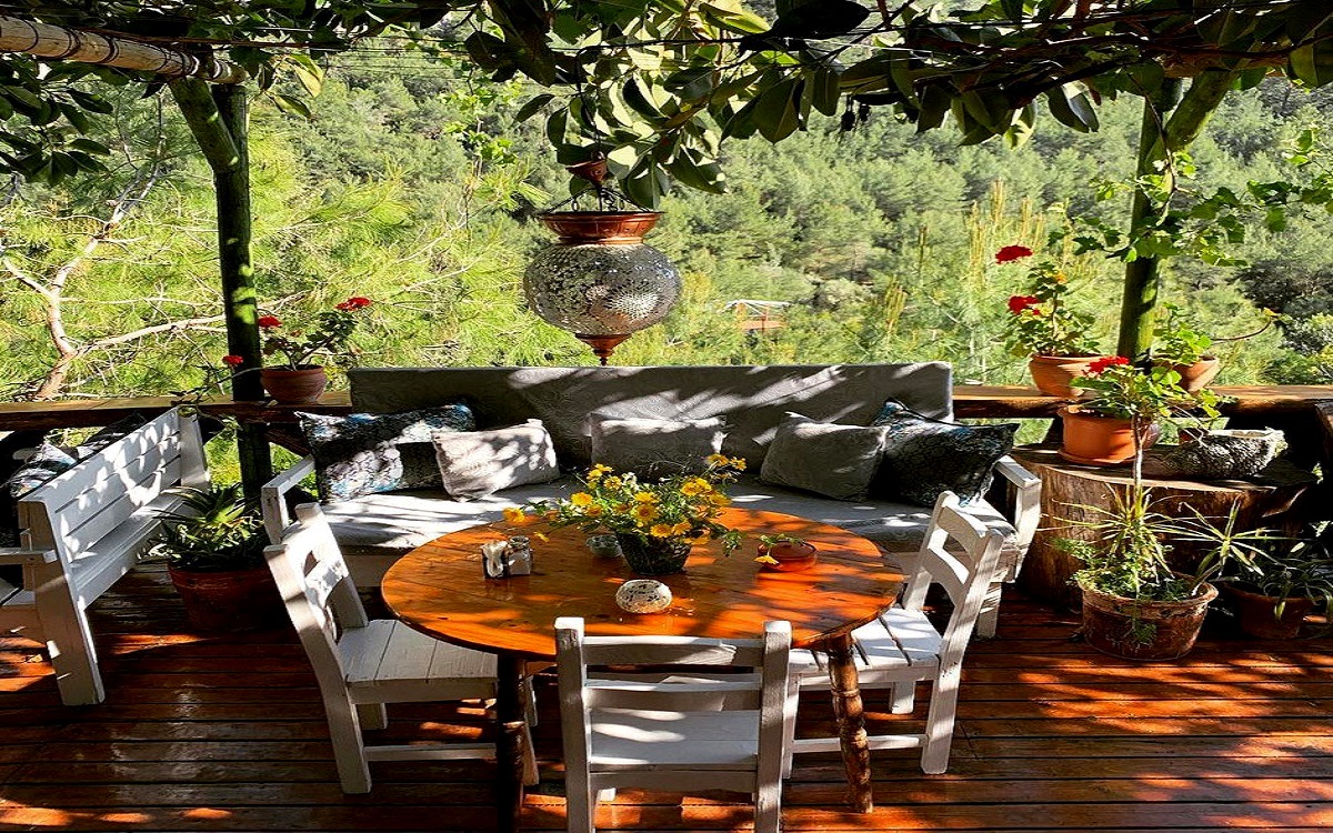 Turan Hill Lounge 1