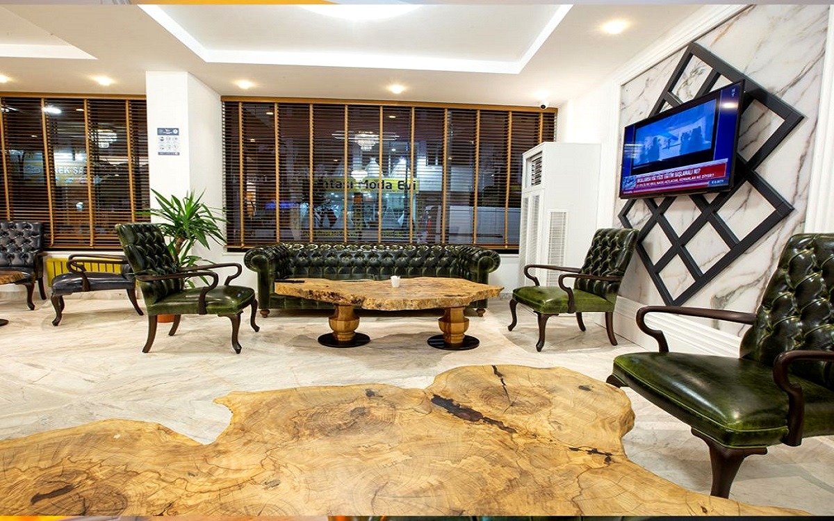 Grand White Hotel Batman 1