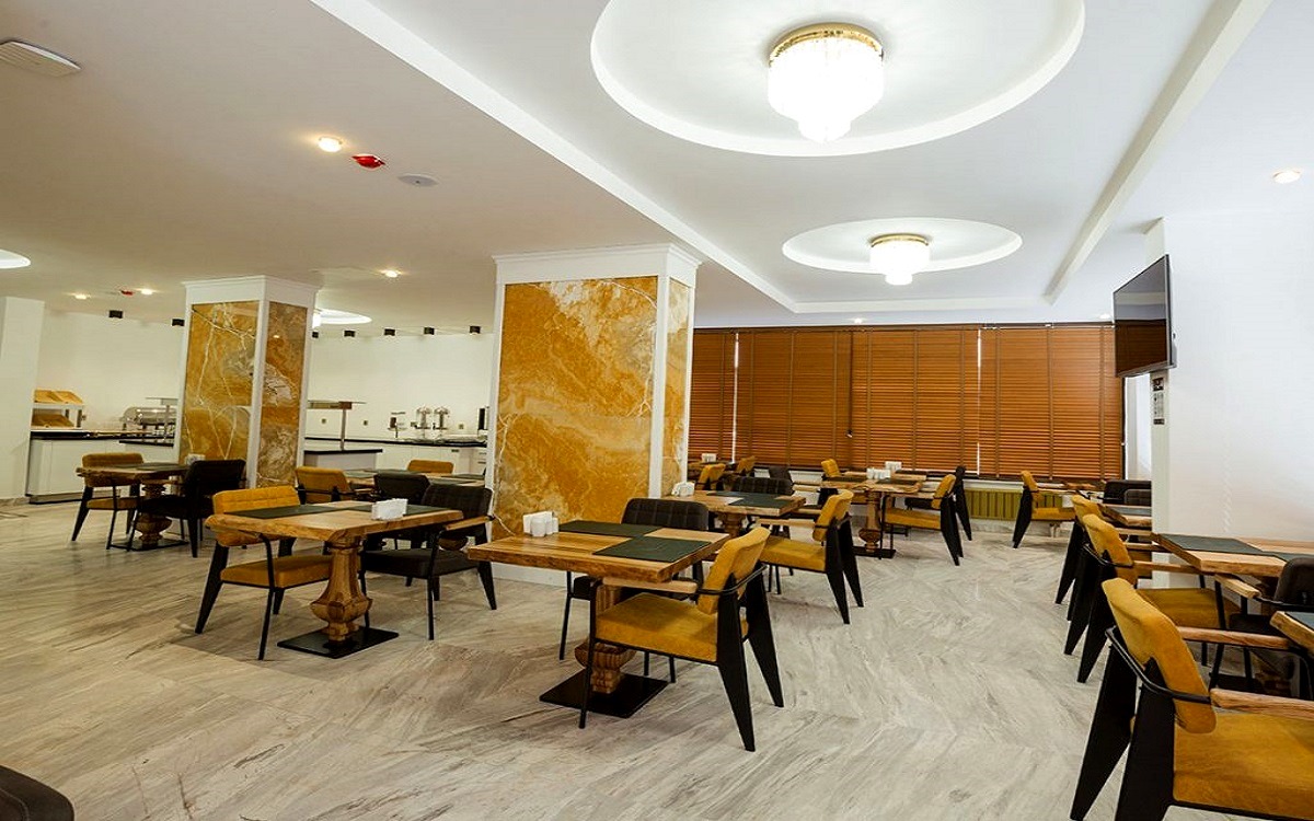 Grand White Hotel Batman 3