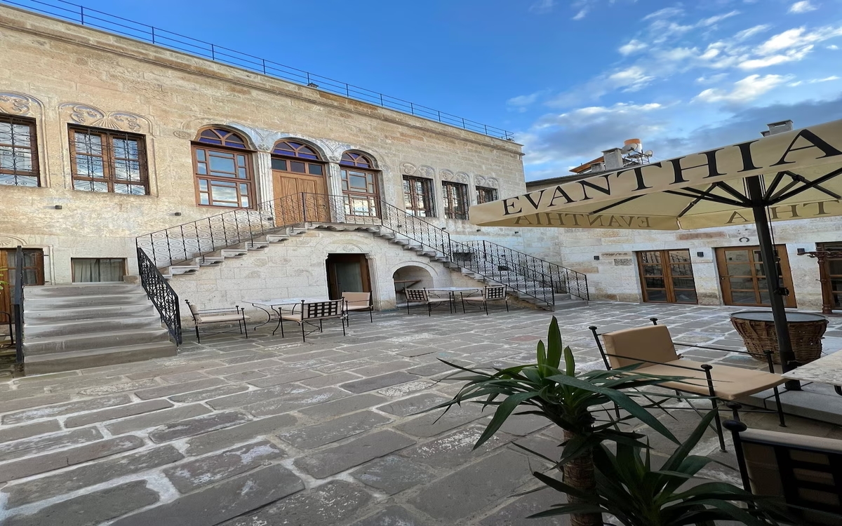 Evanthia Cave Suites 1