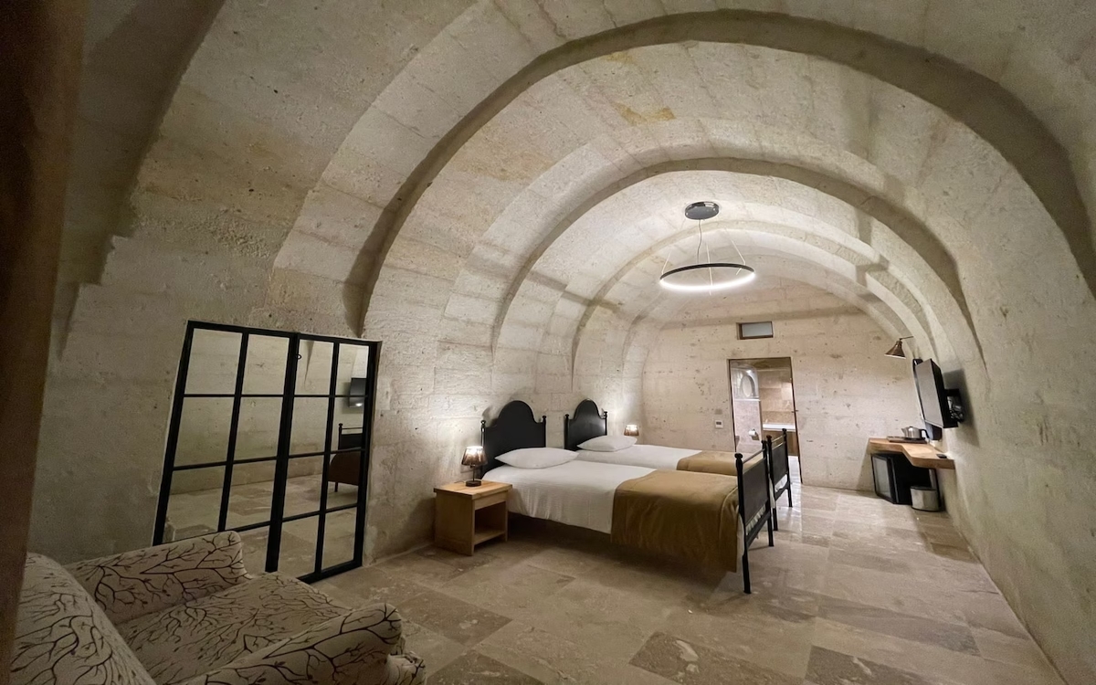Evanthia Cave Suites 3