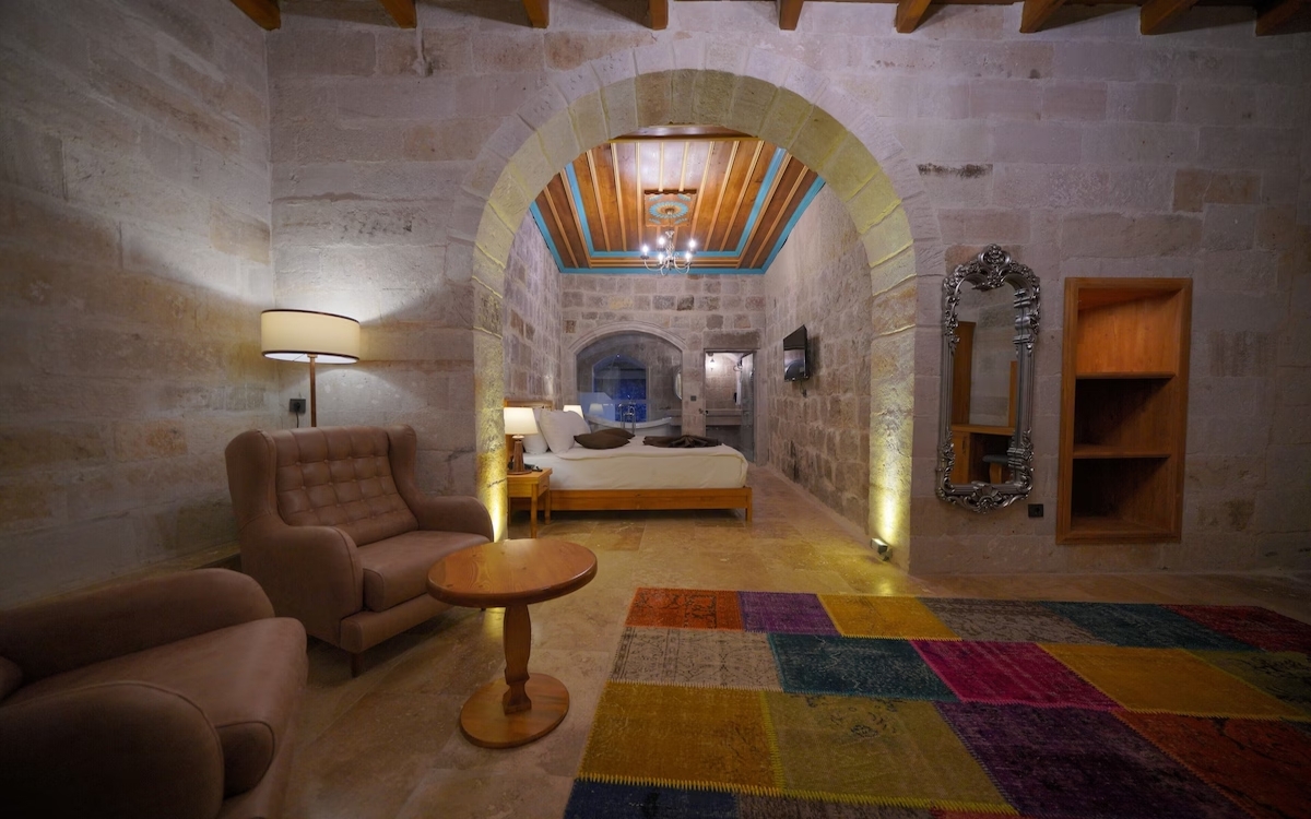 Secret Hill Cave Suites 4