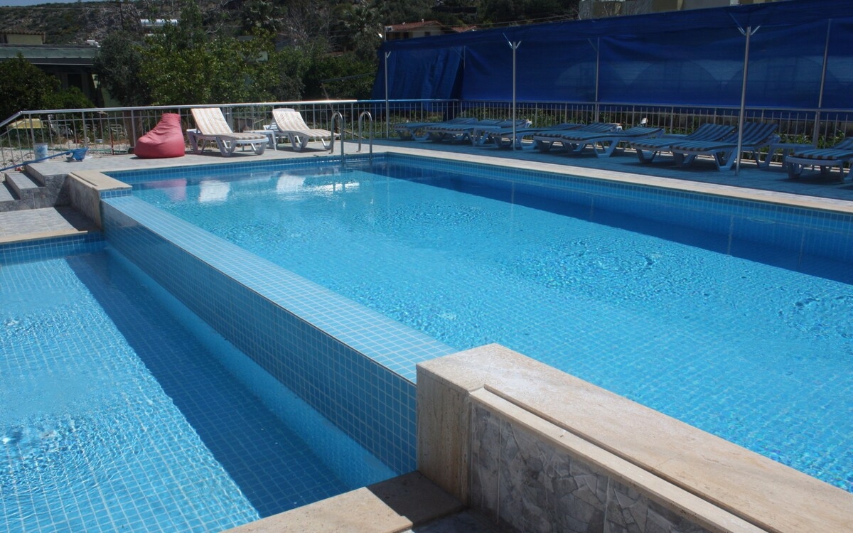 Rose Hotel 1