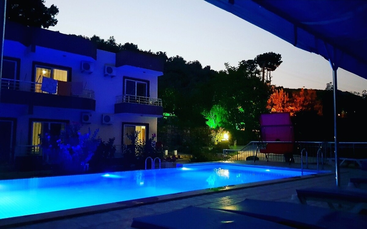 Rose Hotel 2