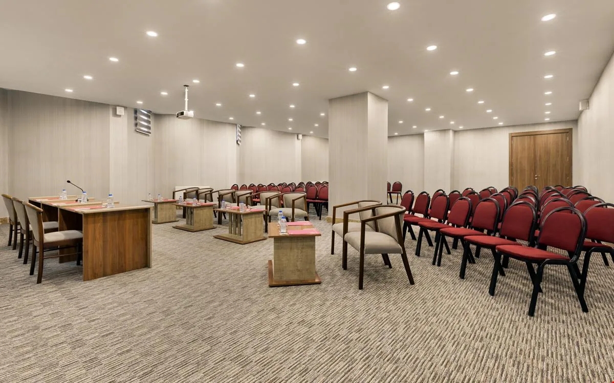 Ramada by Wyndham Van 4