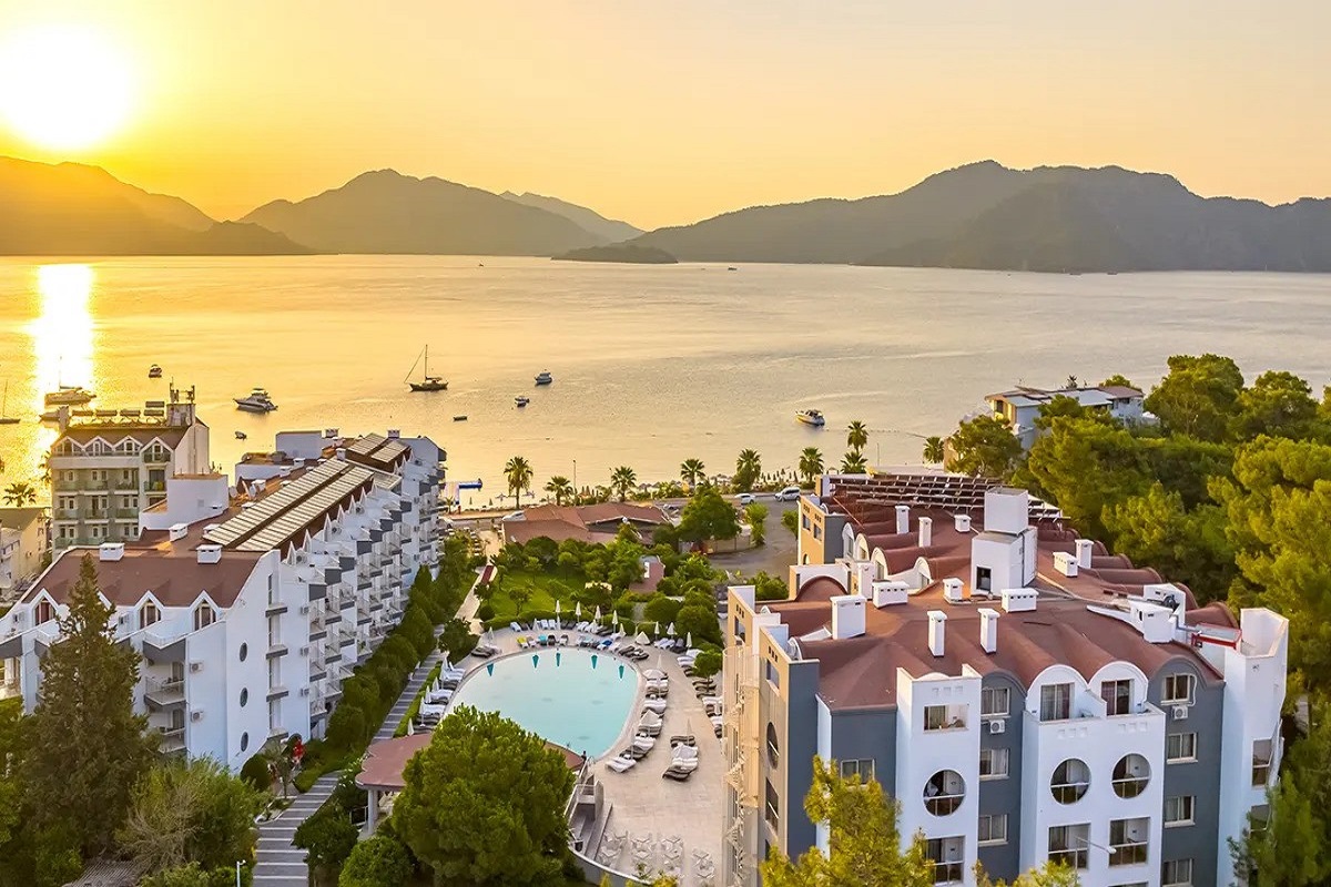 Caprice Beach Hotel 4