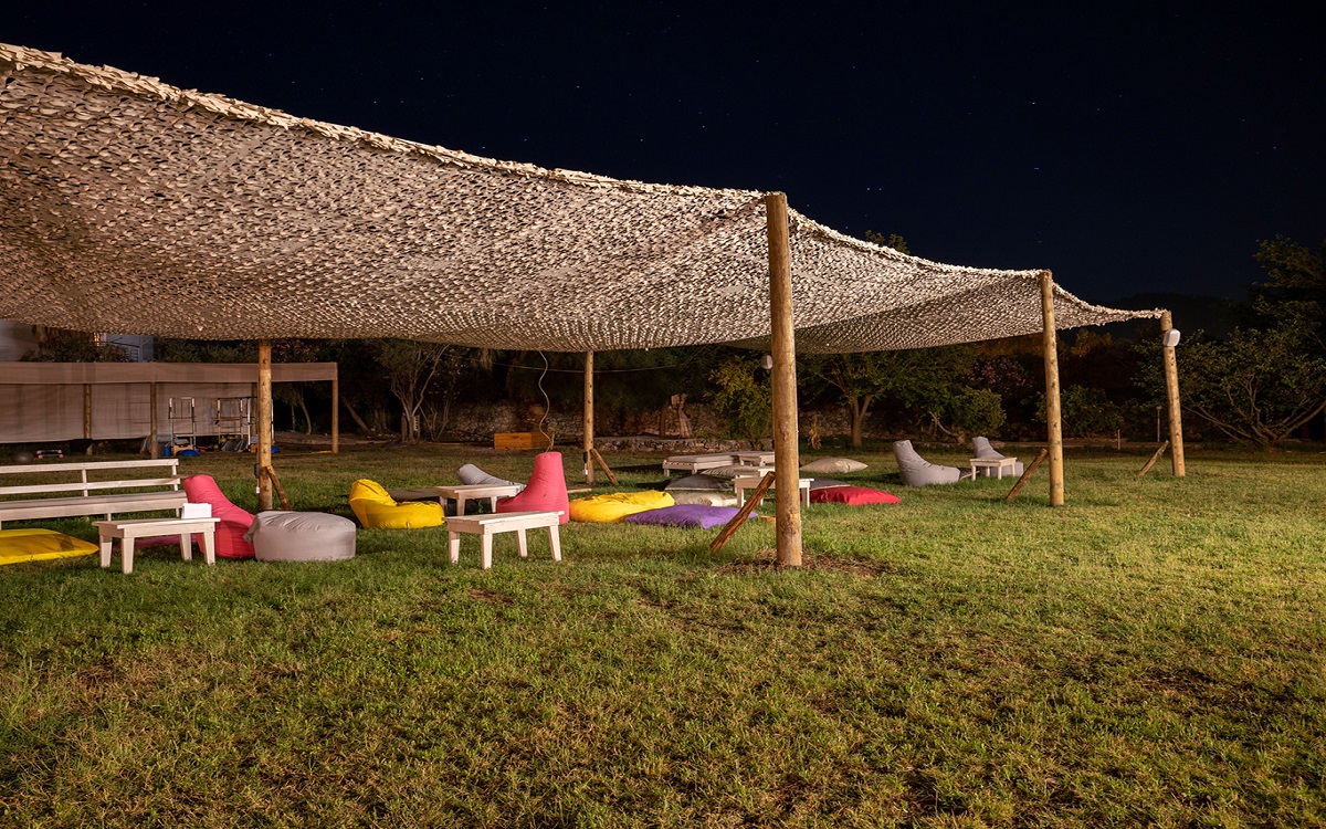 Chillos Beach Hotel Lounge 1
