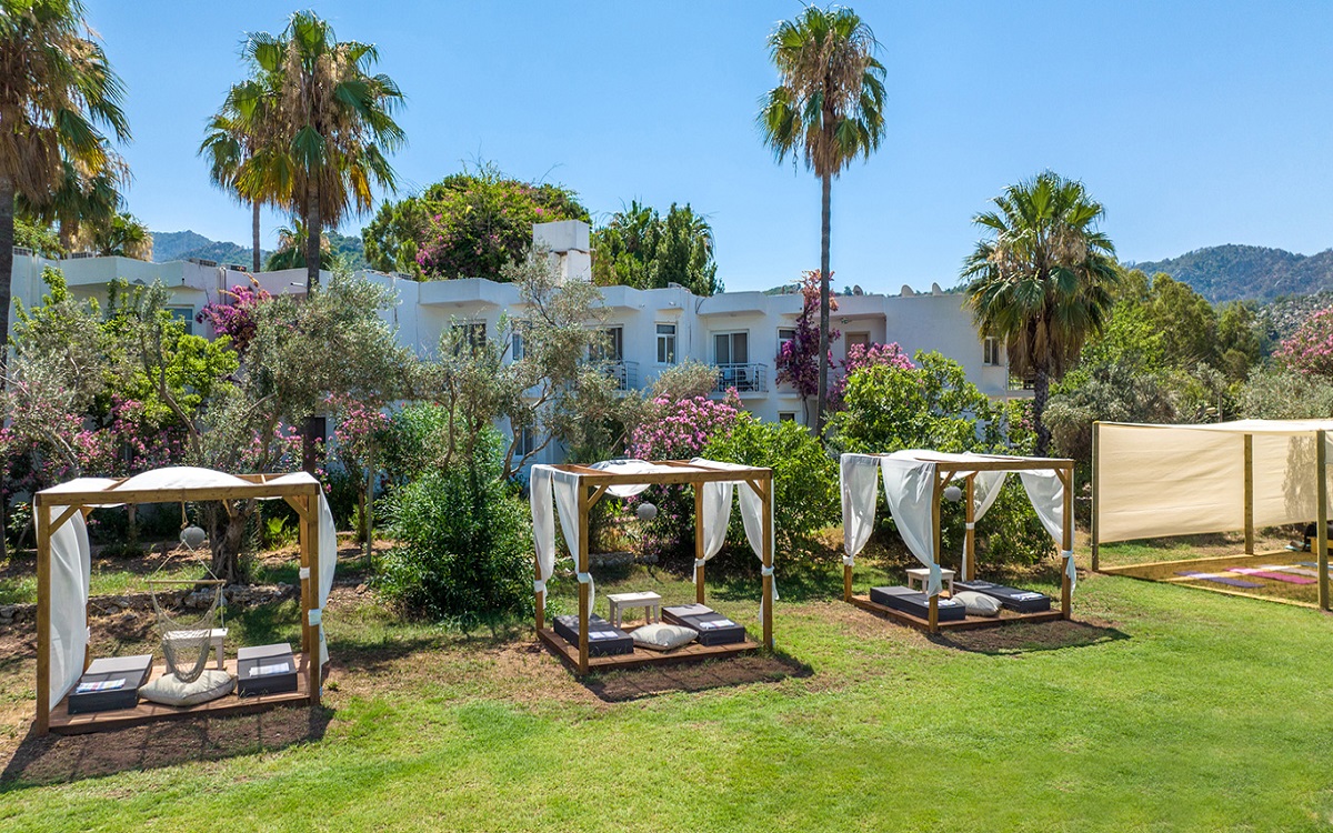 Chillos Beach Hotel Lounge 2