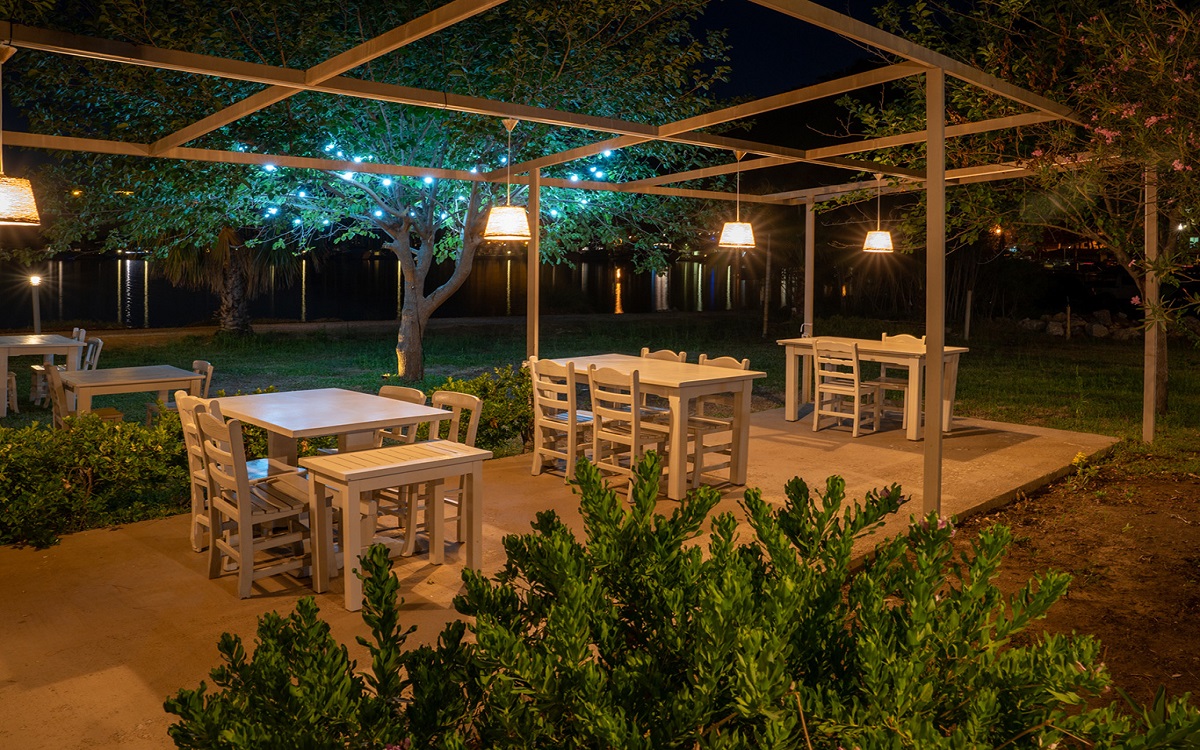 Chillos Beach Hotel Lounge 4