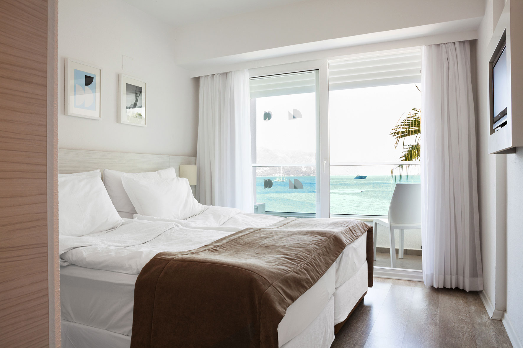 The Beachfront Hotel 4