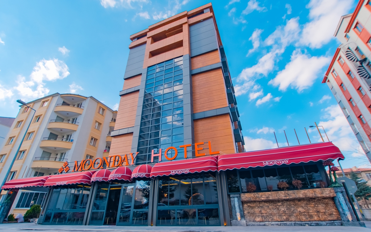 Moonday Hotel