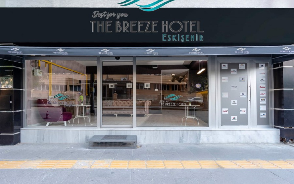 The Breeze Hotel 3