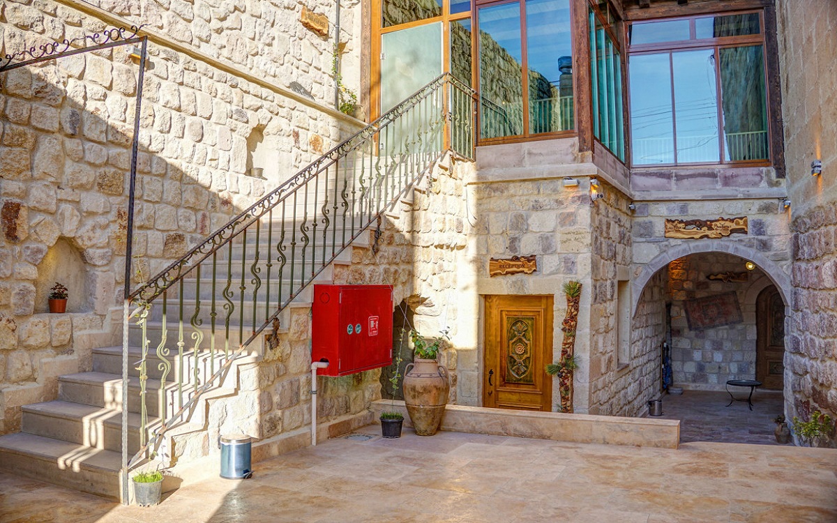 Calypso Cave Suites 4